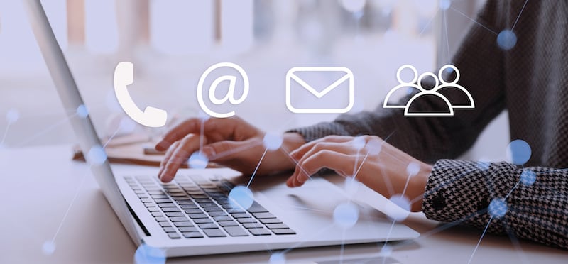 2 mains qui tapent sur un ordinateur en arrière plan. En premier plan, des icones de contacts (téléphone, @, enveloppe et icône utilisateurs)