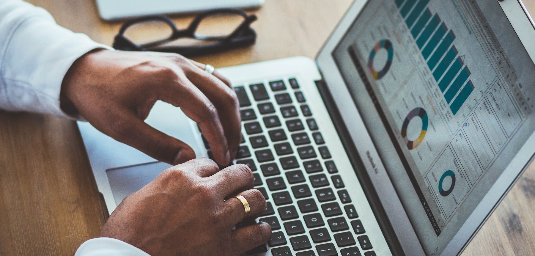homme devant son ordinateur qui montre des statistiques à l'écran