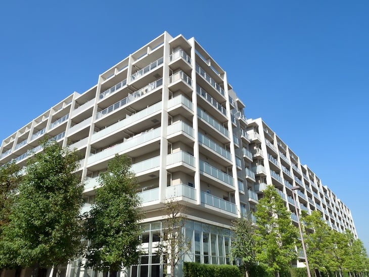 Immeuble d'habitations en contre-plongée