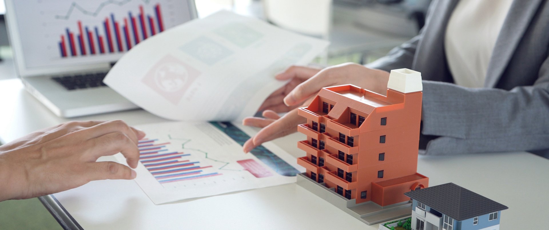 2-personnes-bureau-statistiques-promoteurs-immobiliers