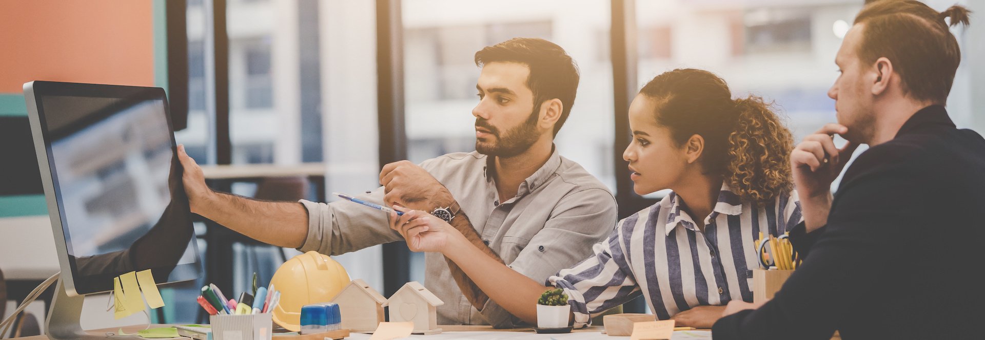 3-personnes-devant-ordi-promoteurs-marke