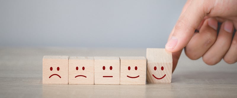 Cube-bois-graduation-visage-mecontents-et-contents