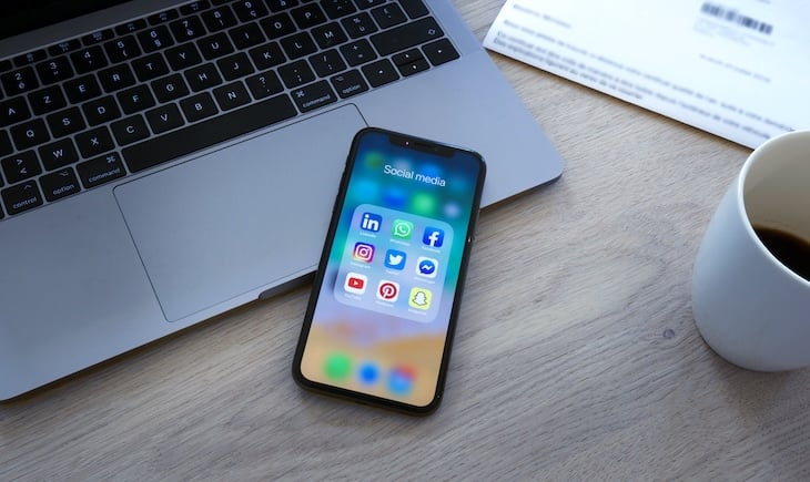Smartphone affichant plusieurs applications de réseaux sociaux