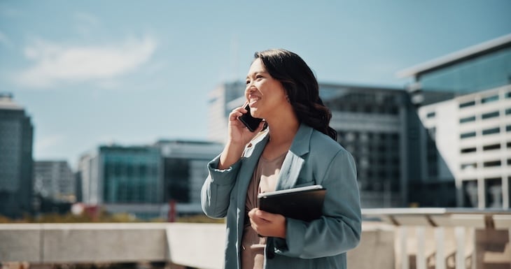 Professionnelle de l'immobilier au téléphone avec un client