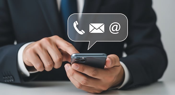 Professionnel consultant ses mails et appels sur son smartphone