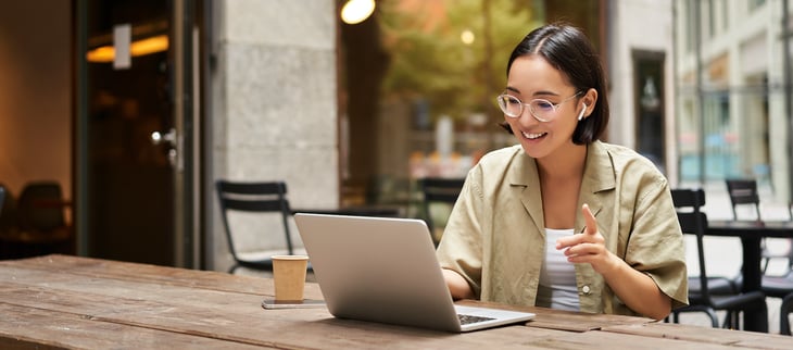 femme-devant-son-ordinateur