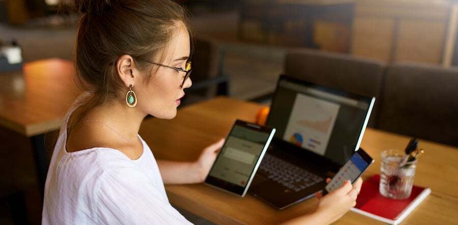 femme-ordinateur-tablette-smartphone