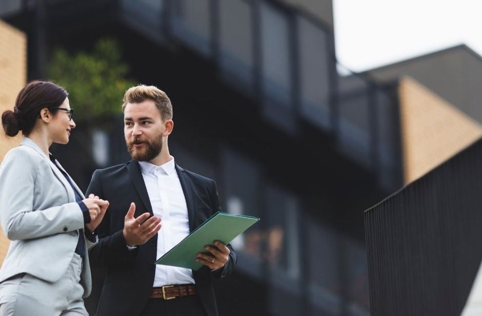 homme-et-femme-devant-batiment-courtiers