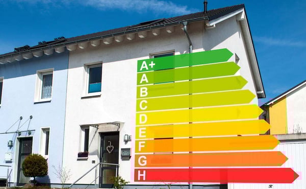 photo d'une maison avec illustration des notes DPE par dessus allant de A+ en vert à H en rouge