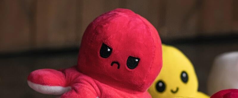 photo de mahdi bafande sur unsplash.com - Une peluche pieuvre rouge mécontente