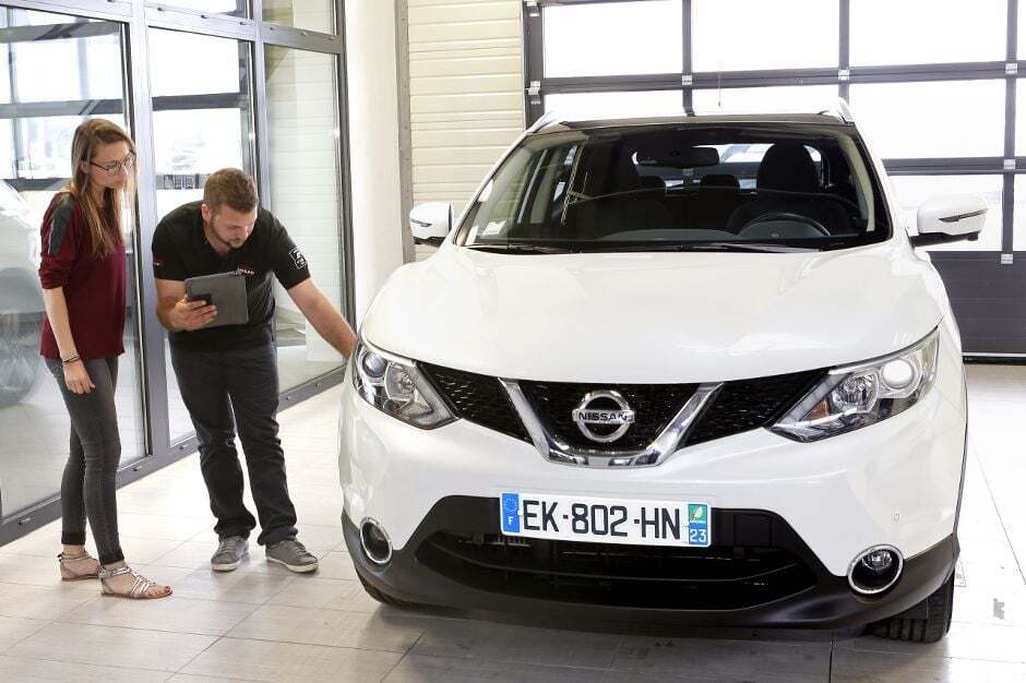 nissan-retail-environment-r-ception-apr-s-vente-avec-tablette-compressor