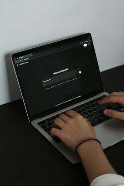 Personne posant une question à ChatGPT