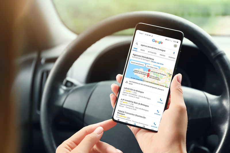 Photo-femme-recherche-google-agence-immobiliere-bretagne-voiture