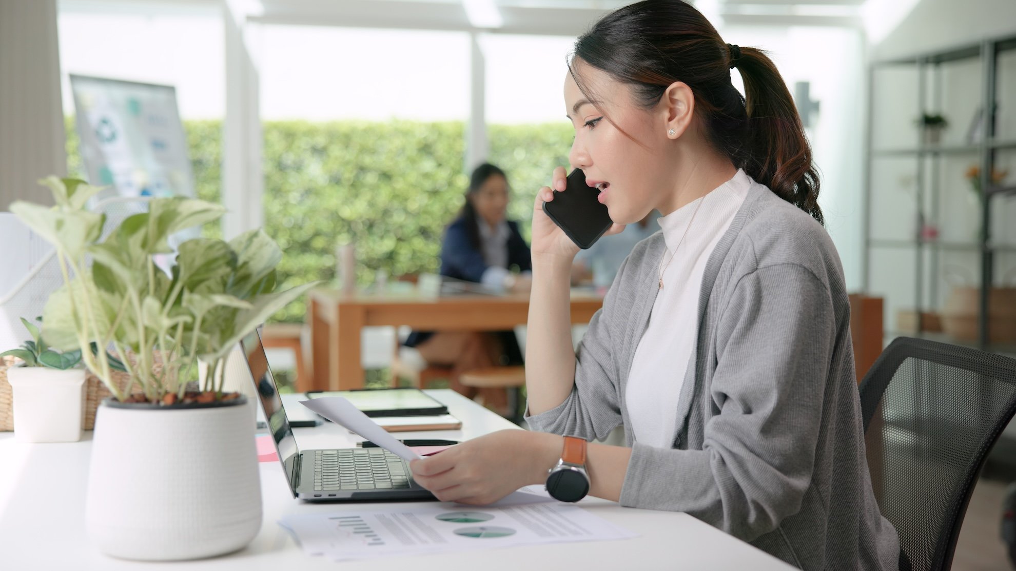 Agent immobilier au téléphone avec un lead